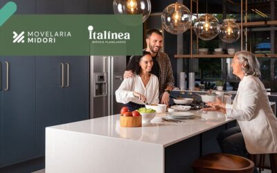 Família cozinhando em uma cozinha planejada para apartamento Movelaria Midori Italínea Aclimação