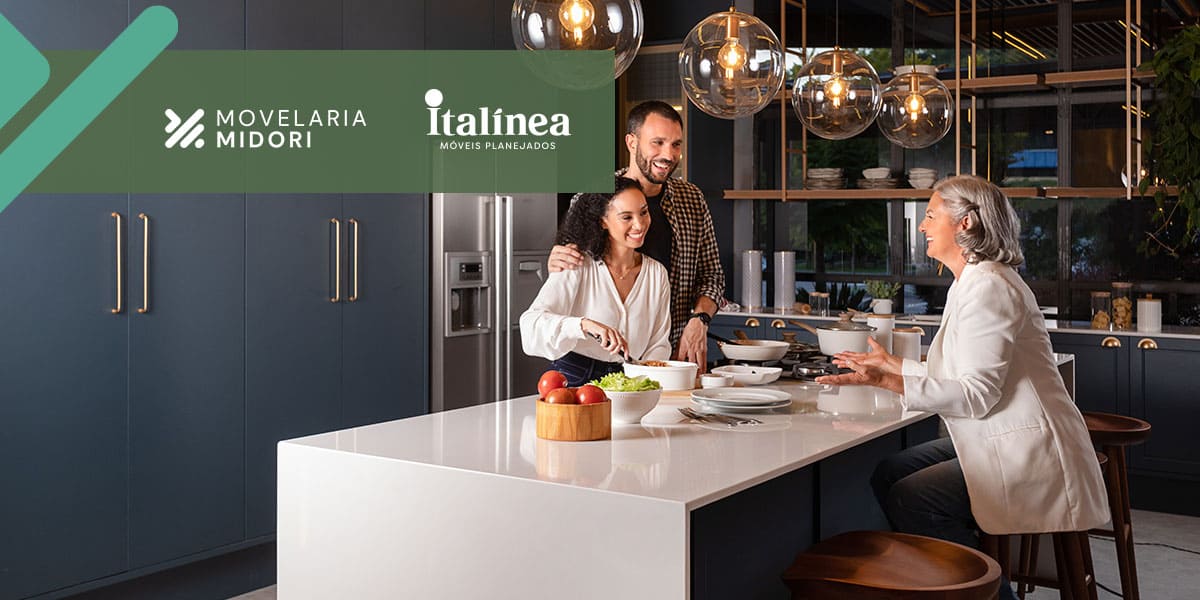Família cozinhando em uma cozinha planejada para apartamento Movelaria Midori Italínea Aclimação