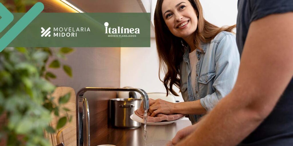 Casal lavando louça em frente a um armário de cozinha pequeno - Movelaria Midori Italínea