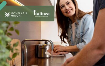 Casal lavando louça em frente a um armário de cozinha pequeno - Movelaria Midori Italínea