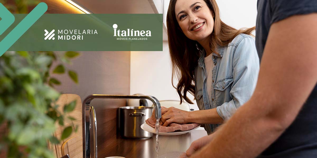 Casal lavando louça em frente a um armário de cozinha pequeno - Movelaria Midori Italínea