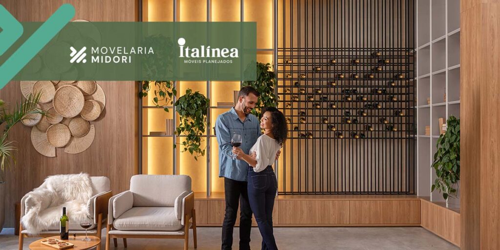 Casal num showroom de uma loja de móveis planejados - Movelaria Midori Italínea