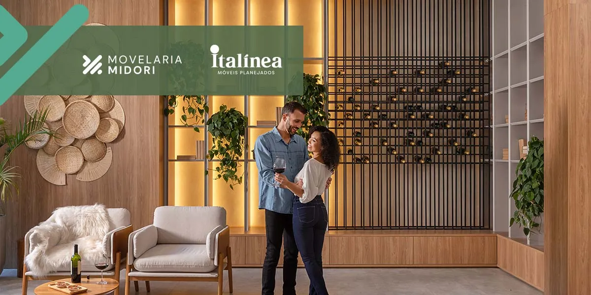 Casal num showroom de uma loja de móveis planejados - Movelaria Midori Italínea