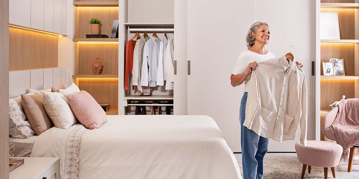 Mulher em seu quarto feito com móveis planejados para apartamento - Movelaria Midori Italínea