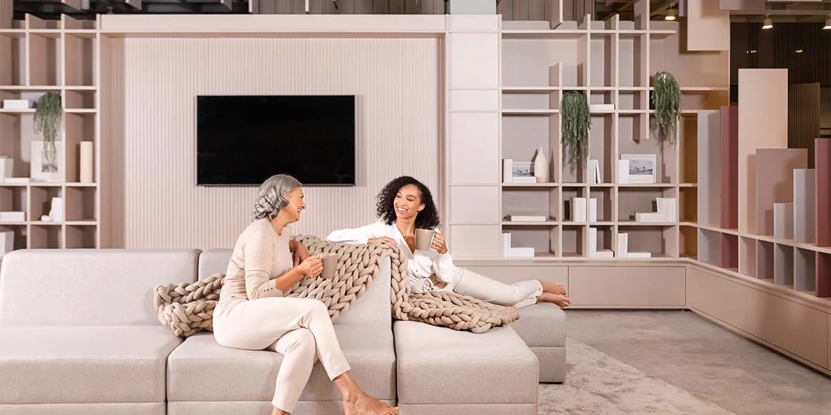 Mulheres conversando num living feito com móveis planejados - Movelaria Midori Italínea