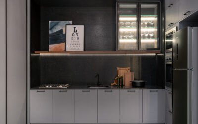 cozinha planejada pequena com armários de cozinha modulada