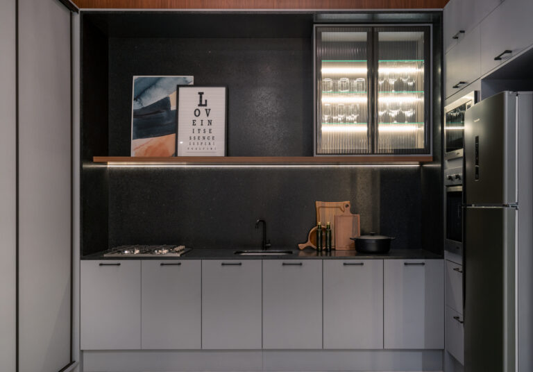 cozinha planejada pequena com armários de cozinha modulada