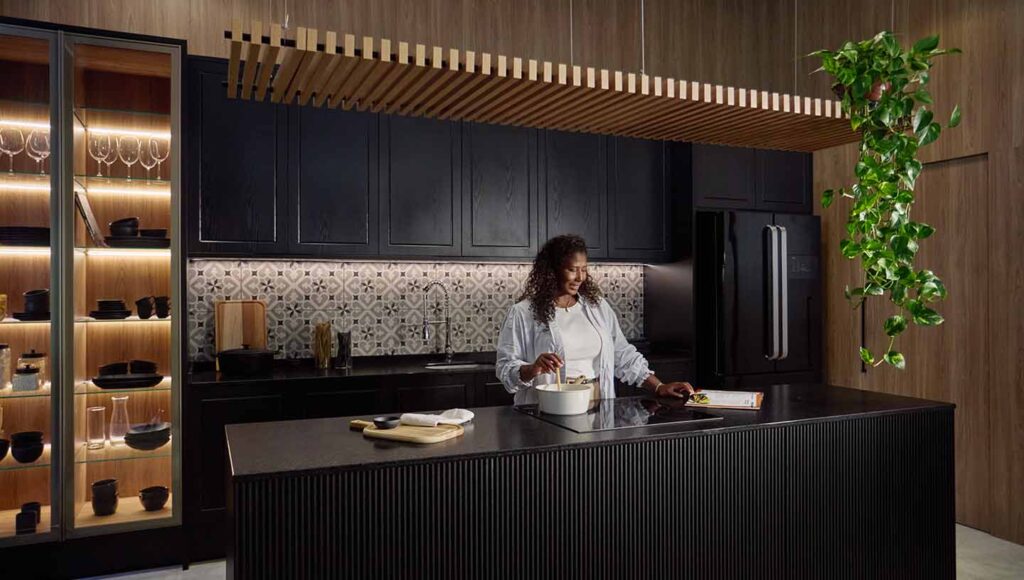 Cliente numa cozinha planejada Italínea Planejados - Movelaria Midori Aclimação - São Paulo