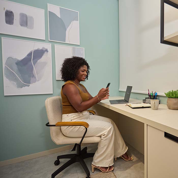 Cliente em um home office da Italínea Planejados - Movelaria Midori Aclimação - São Paulo