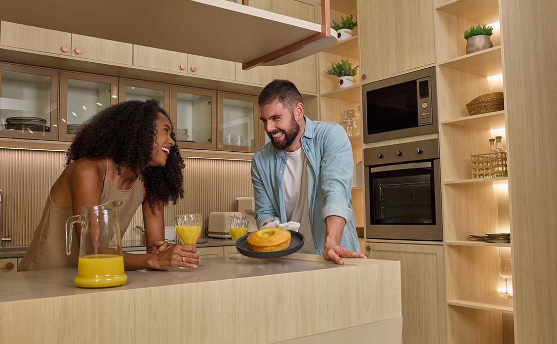 Casal numa cozinha feita com móveis modulados movelaria Midori Italínea